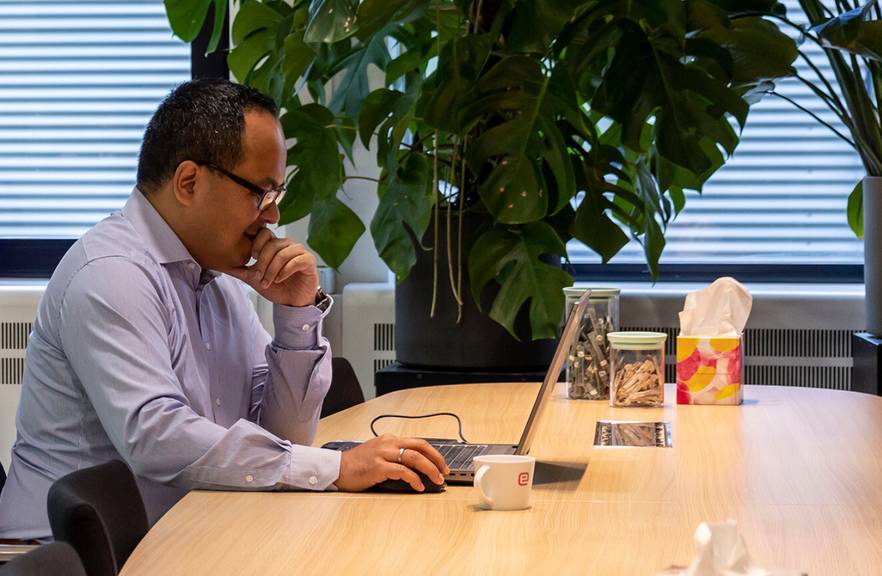 Consultant aan het werk bij enginia
