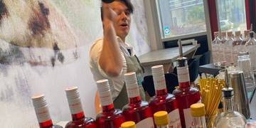 Een barman maakt een spectaculaire mocktail