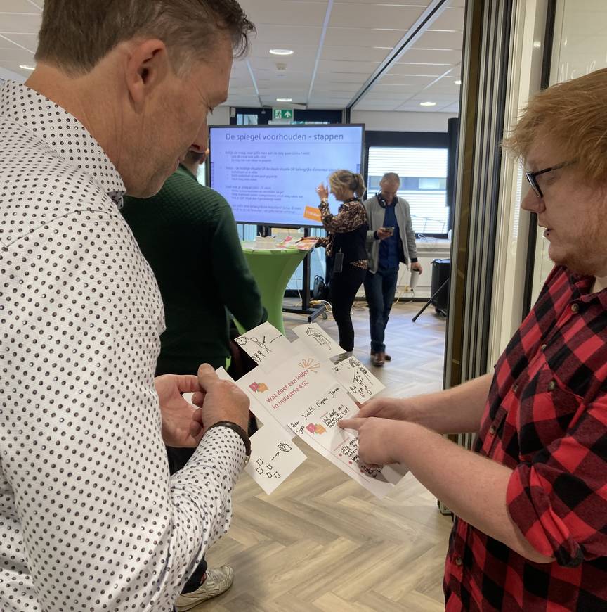 Twee mannen volgen een workshop