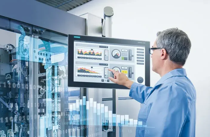 Een man in futuristische omgeving, werkend met data.
