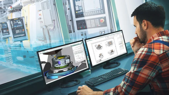 Man werkt met CAM programma's op een dubbele monitor
